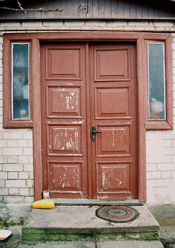 двери сельского дома - Константин Диордиев