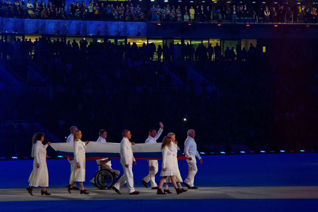 Вынос знамени во время церемонии открытия  ПАралимпийских игр 7 марта 2014 - Татьяна Копосова