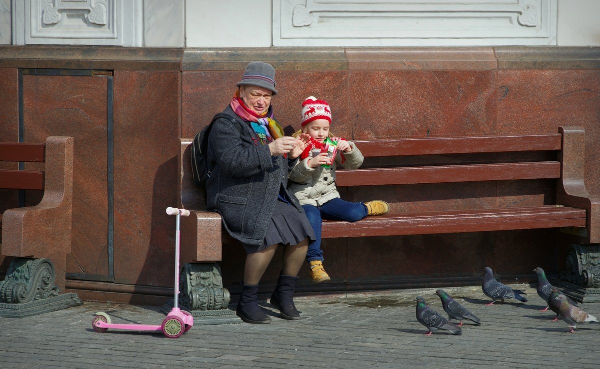 Бабушка и внучка - Михаил Рогожин
