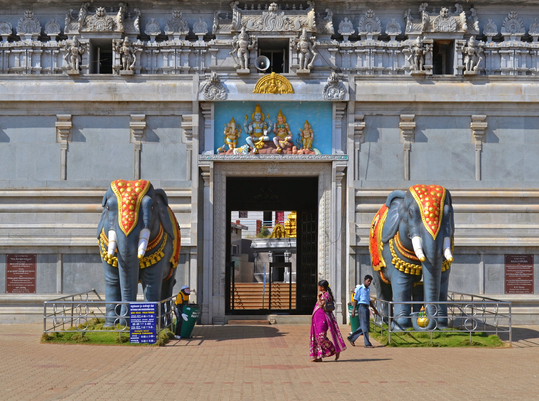 Индия. Храм Шивы в Мурдешваре. Нижняя часть гопурама - Владимир Шибинский