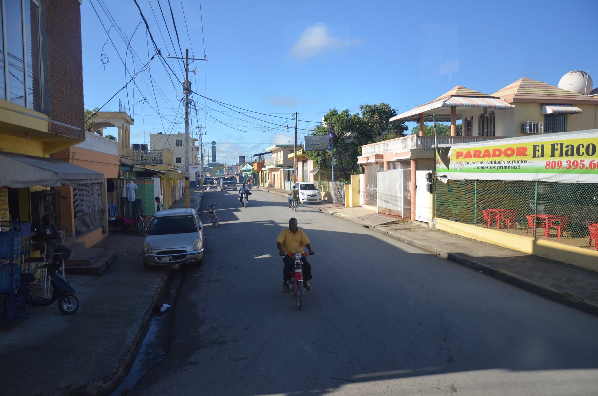 Улица провинциального городка в Доминикане - Сергей Лошкарёв