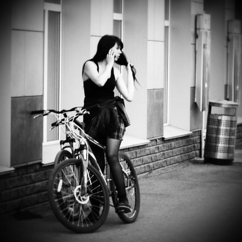 Девушка на велосипеде - Сергей Черепанов