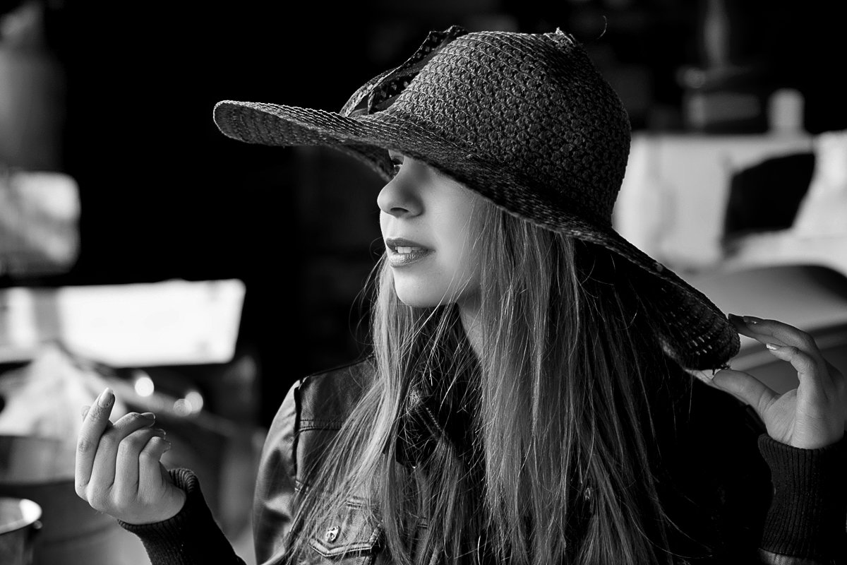 Девушка в шляпе - Светлана Торгашева