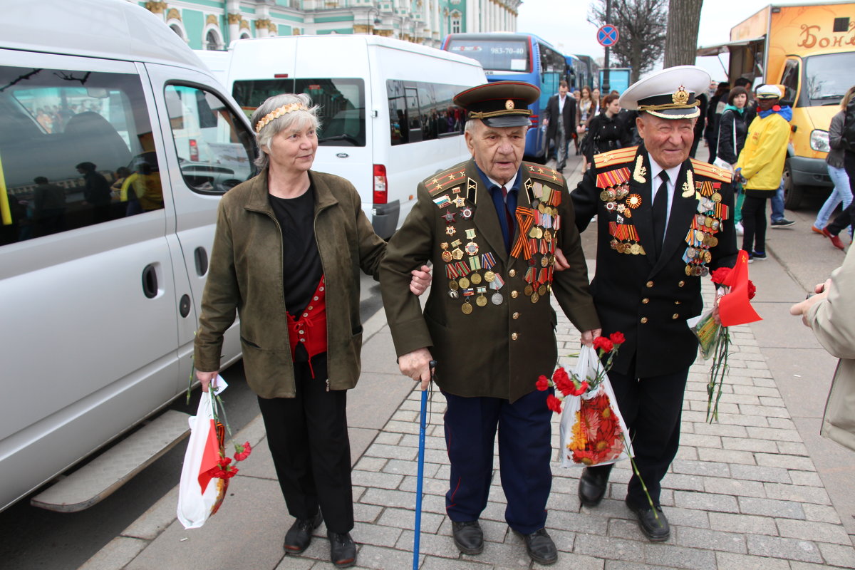 9 мая СПБ наши дорогие ветераны на дворцовой набержной - Евгений 
