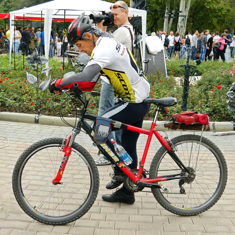 Яркий велосипедист - Александр Бурилов