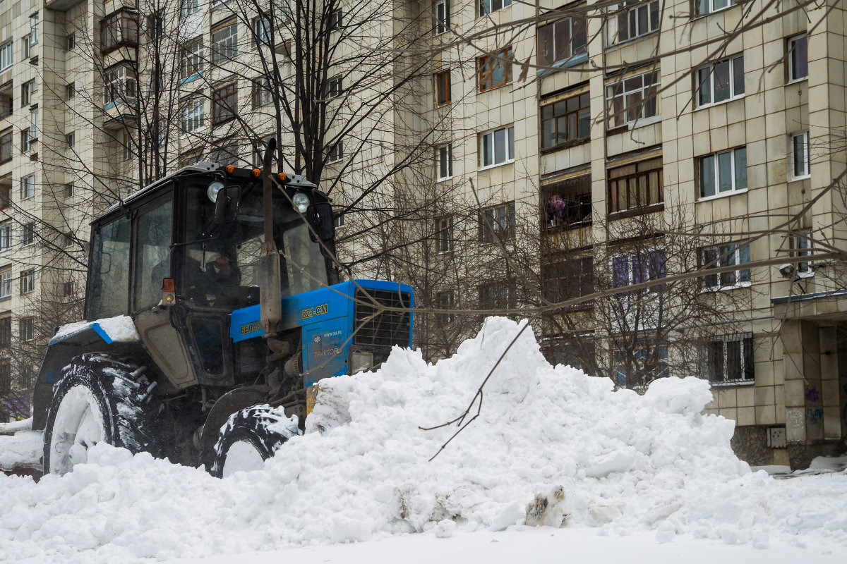 Расчистка тротуаров от снега (Екатеринбург, 26.04.2014) - Сергей Андрейчук