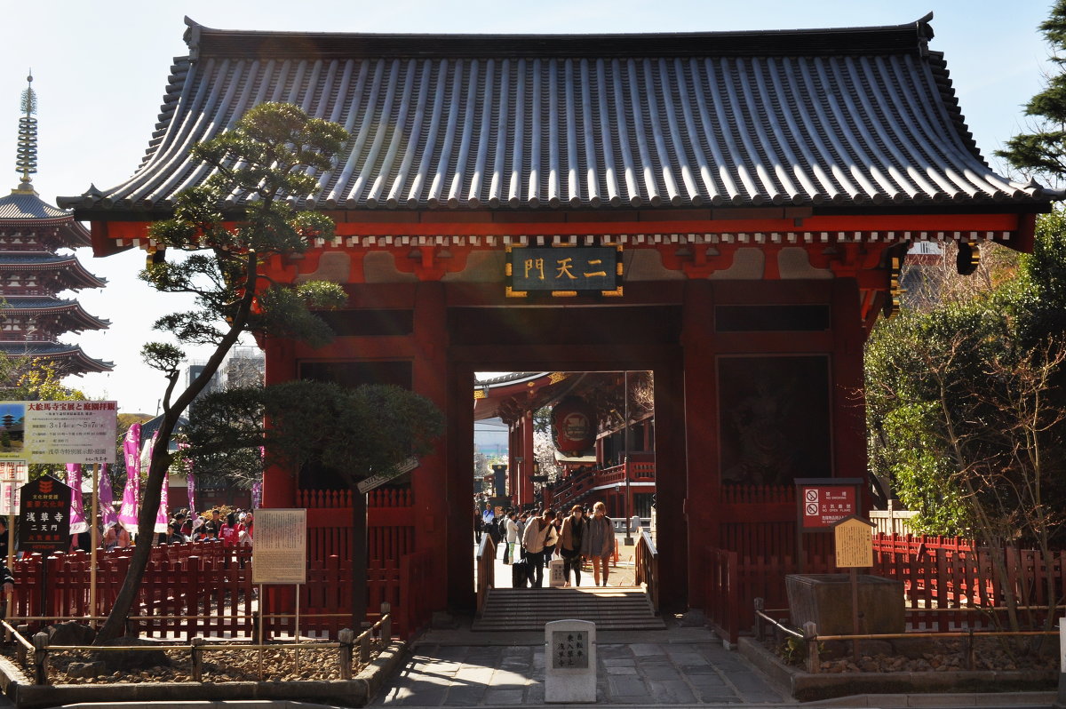 Тории(ворота) перед храмом Сэнсо-Дзи в Токио (район Асакуса). - Ева Такус 