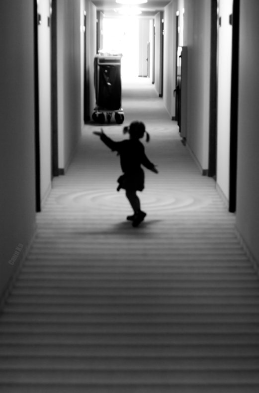 Девочка танцующая в коридоре гостинницы - Александр Игоревич Хащеватер
