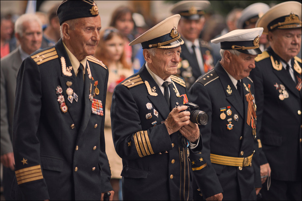 За ваше мужество в бою, За вашу боль, за ваши раны, За жизнь счастливую мою - Земной поклон вам, вет - Алексей Латыш