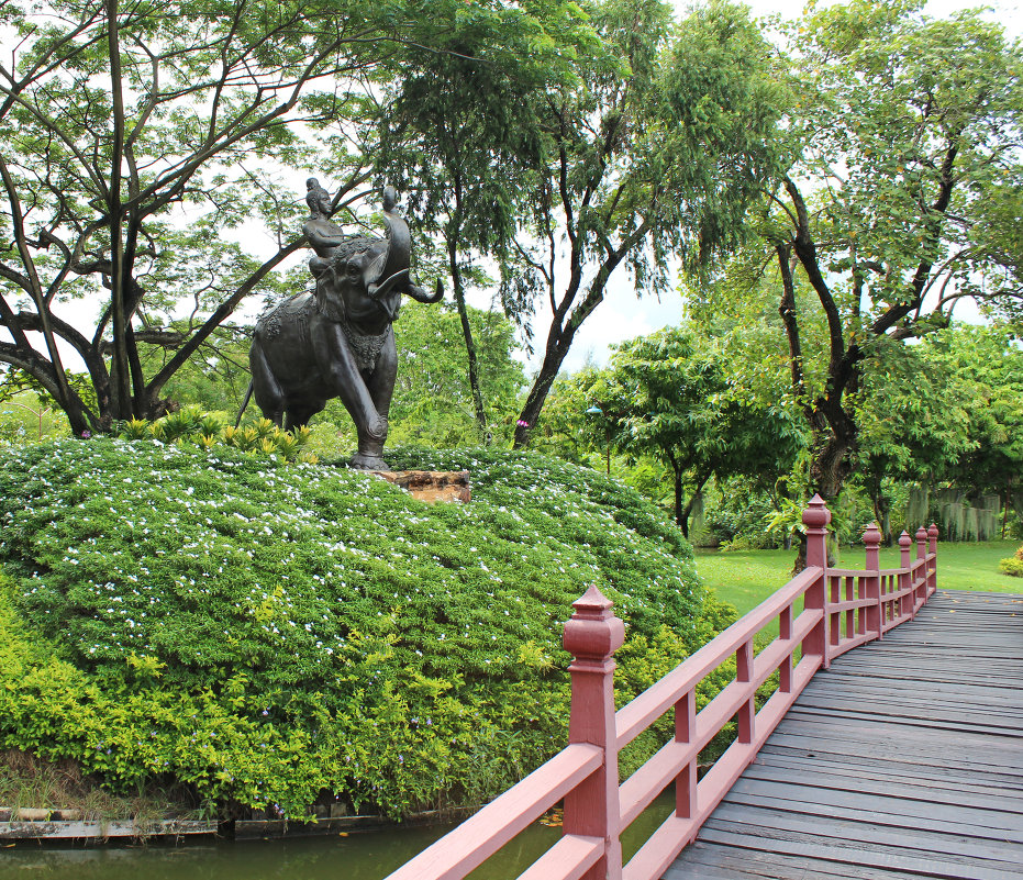 Таиланд. Бангкок. Национальный исторический парк. Статуя - Владимир Шибинский