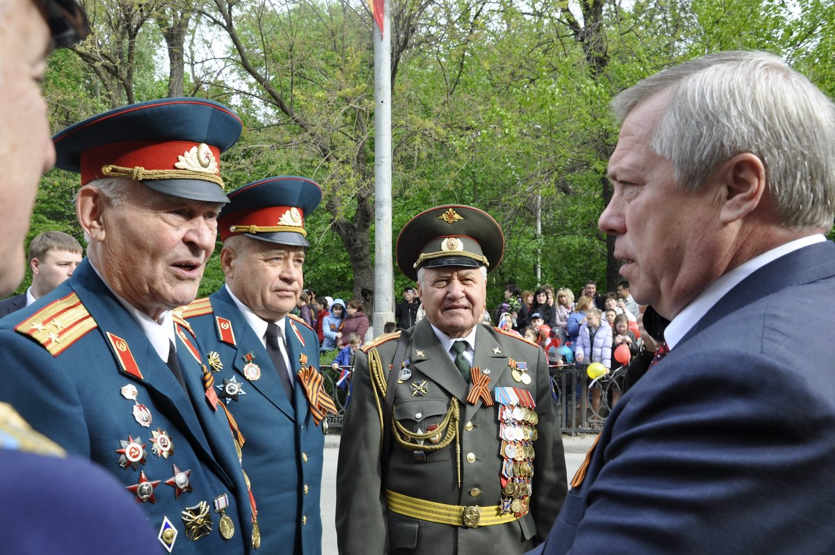 Губернатор поздравляет ветеранов с Днем Победы - Алексей Кучерюк