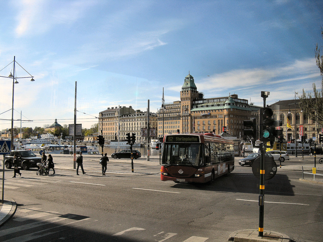 Стокгольм - раннее утро, длинные тени. (Вид из автобуса). - Sergey Serebrykov