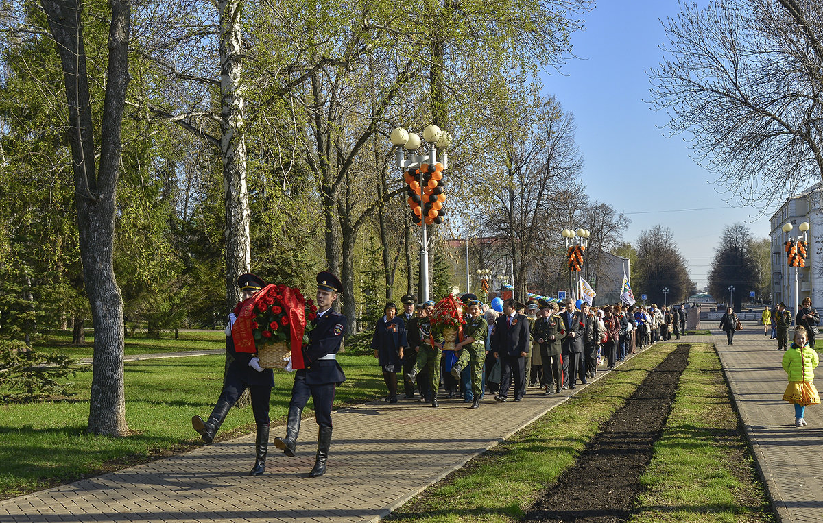 Возложение цветов к памятнику Александра Матросова - Аркадий Беляков