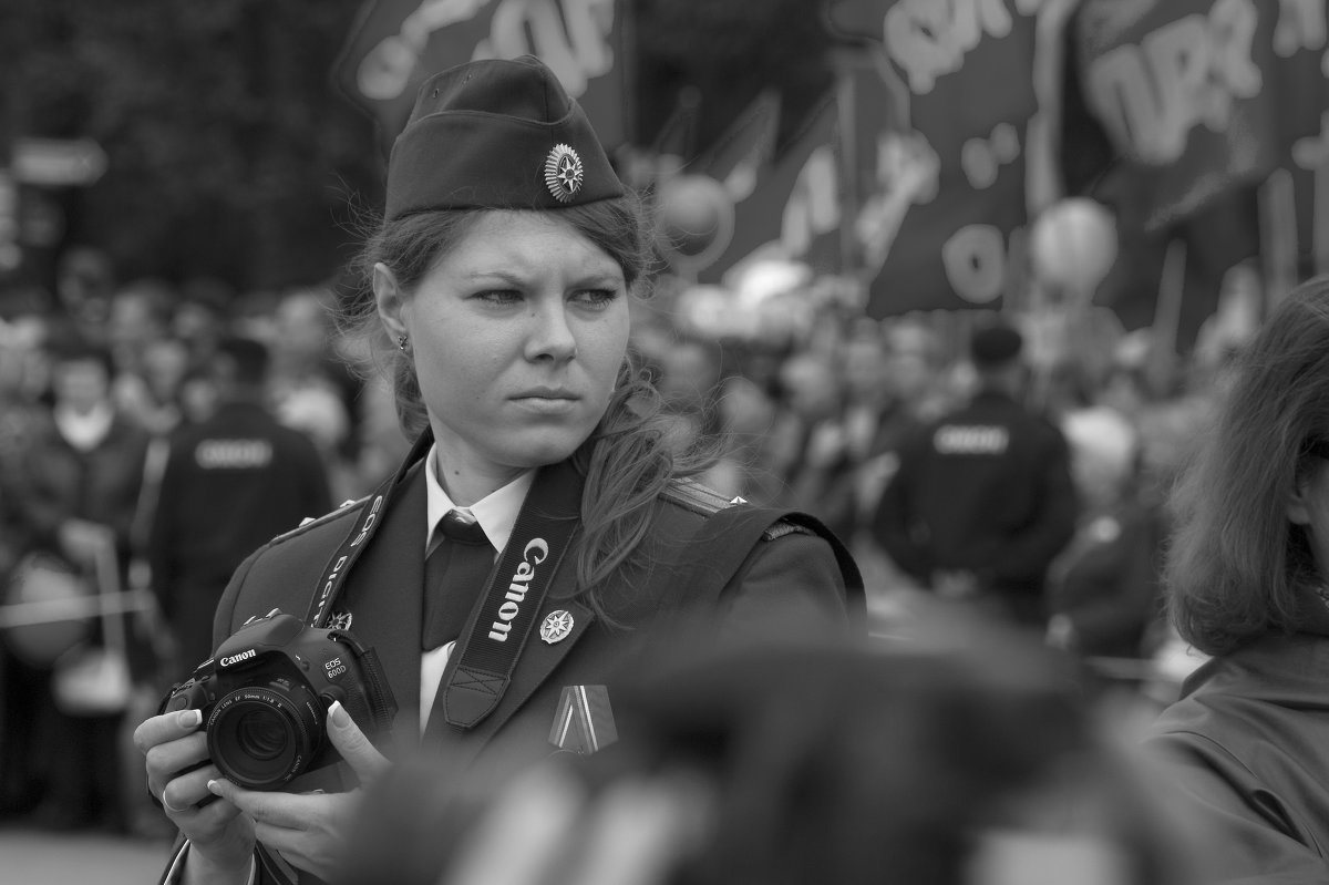 Девушка - военный фотограф - Валерий Левичев
