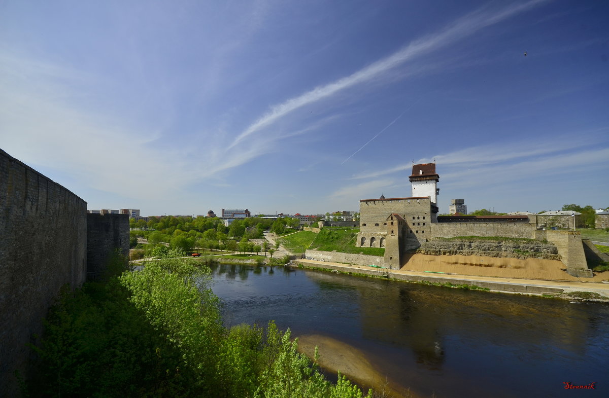 Вид на замок Германа с крепости Ивангород - Олег .