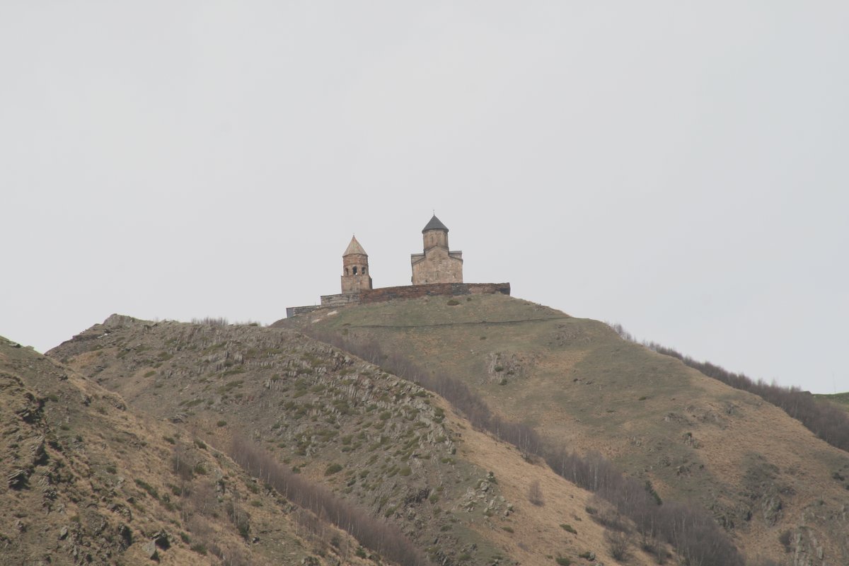 Грузия.Троицкая церковь в деревне Гергети, расположена на высоте 2 170 м у подножья Казбека. - Елена Кислых