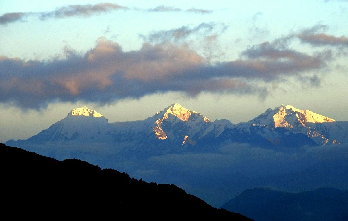 высокие горы на рассвете. Непал - Елена Познокос