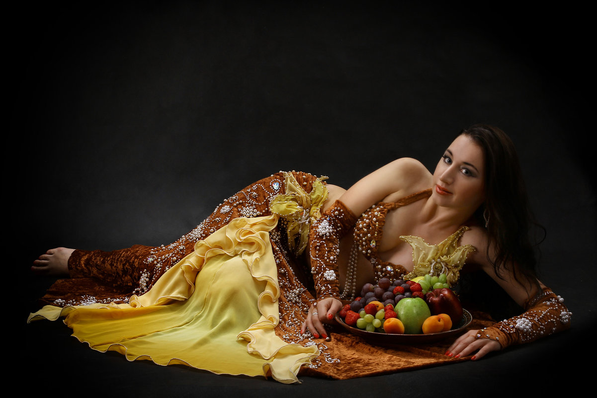 Girl and fruits - Александр Михеев