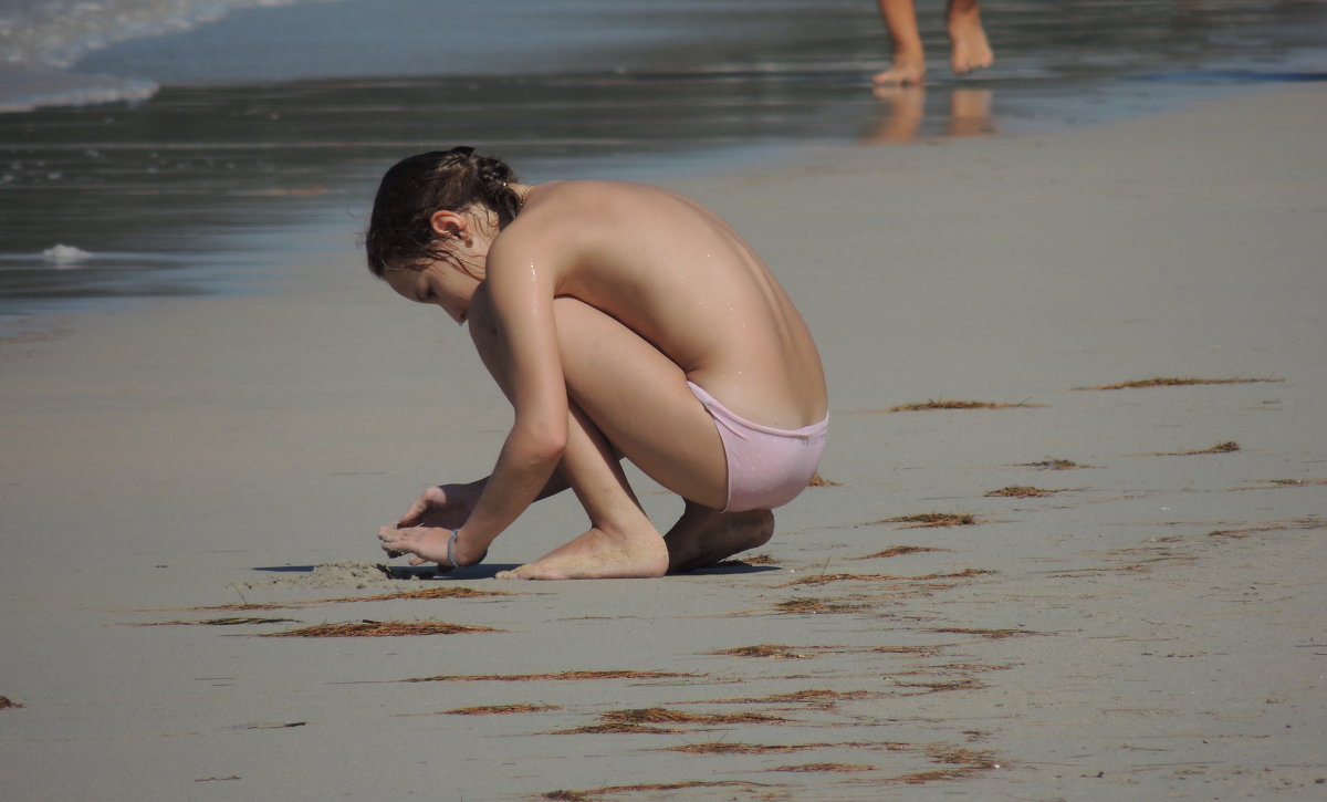 Девочка на пляже - Вик Токарев