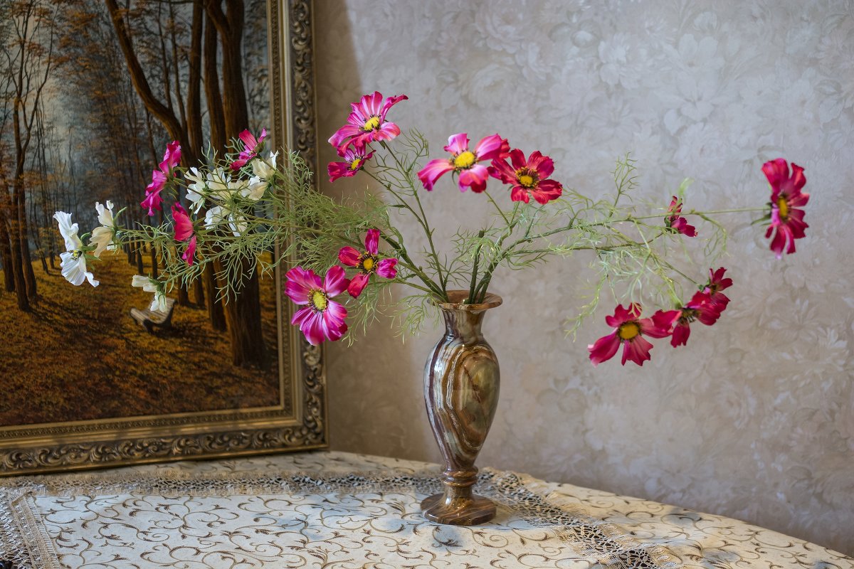 Ваза с цветами на столе - Минихан Сафин