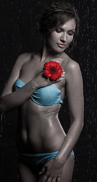 Девушка с красным цветком - Наталья Богданова