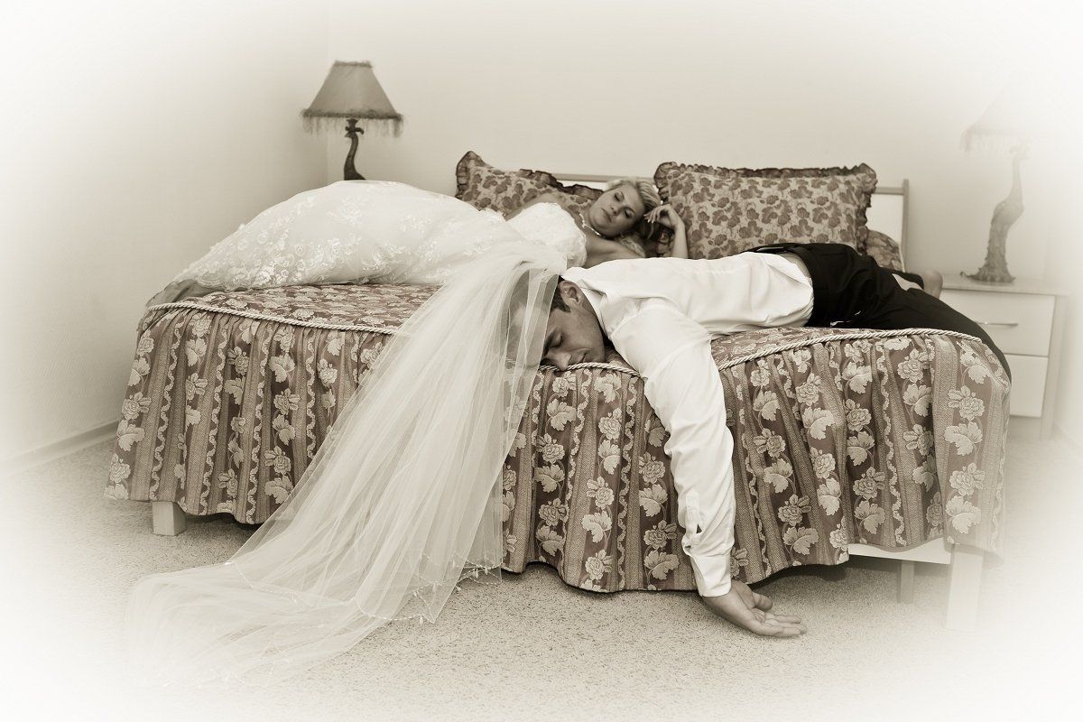 Молодая невеста на кровати