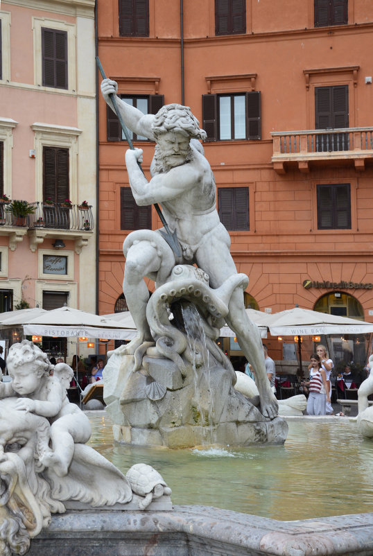 Фигура Нептуна в фонтане на площади Навона в Риме - Сергей Лошкарёв