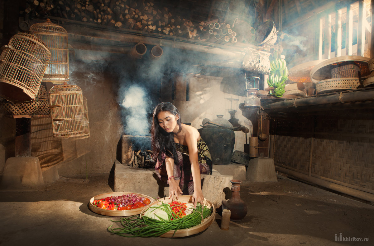 Девушка готовит еду на Балийской традиционной кухне - Александр Ихиритов