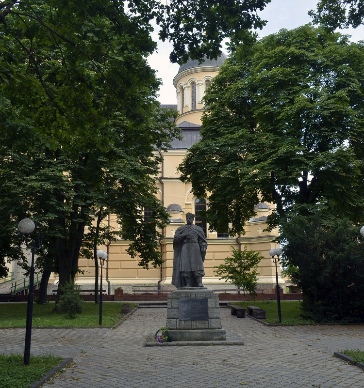 Памятник Богдану Хмельницкому в провинциальном городке - Тарас Грушивский