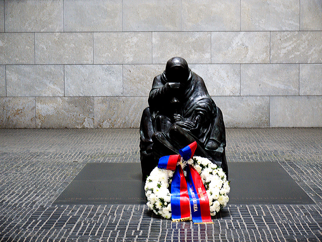 Памятник " Мать с погибшим сыном" в Берлине.Мемориал Нойе-Вахе. - Алла Шапошникова