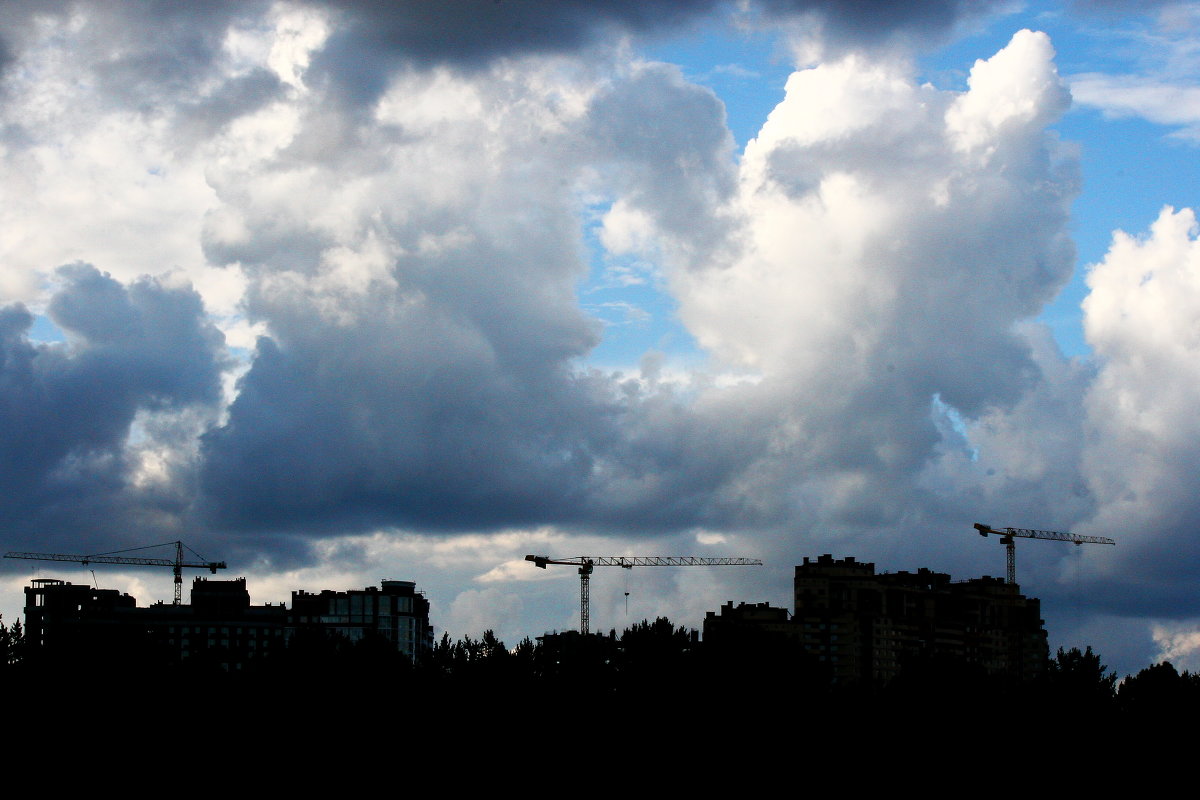 Подпирая облака. - leonid kononov