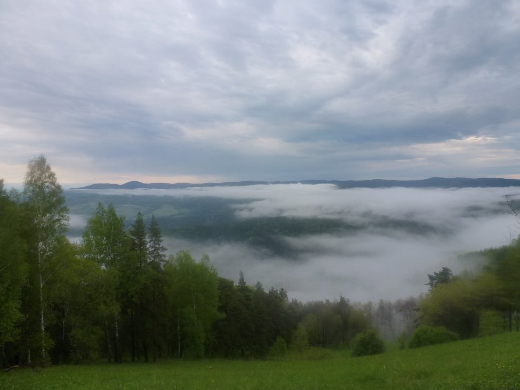 Между облаками - Вячеслав Устинов