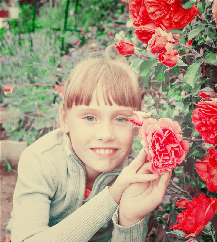 Дочка у куста роз - Алексей Матвеев