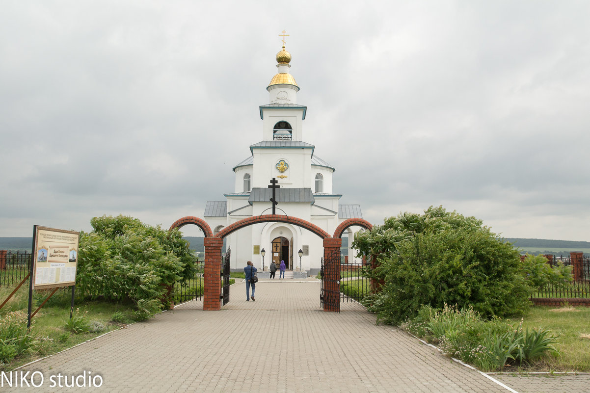 Главный вход церкви - Николай 