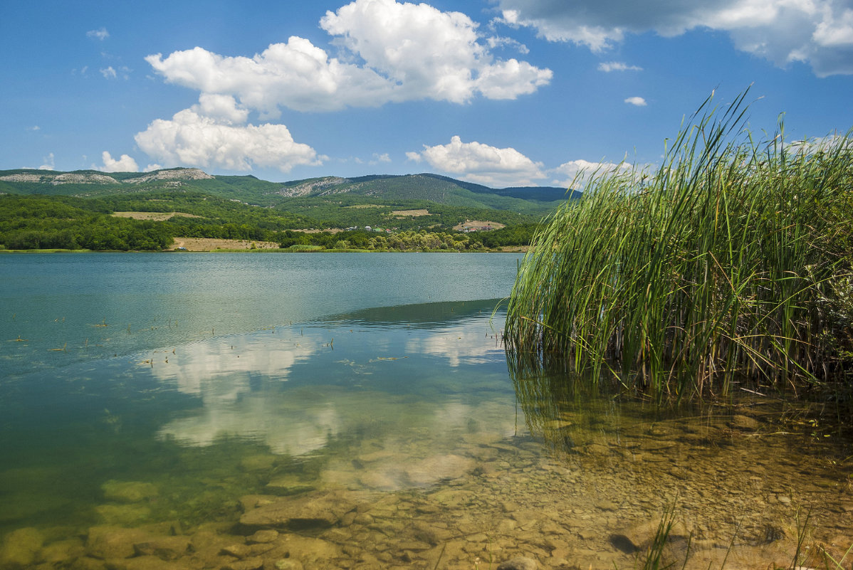 Озеро в Байдарской долине - Игорь Кузьмин