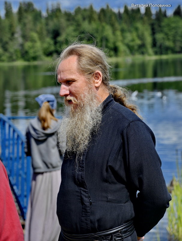 Монах из Иверского монастыря с прихожанами, во время кормления птиц на берегу Валдайского озера. - Виталий Половинко
