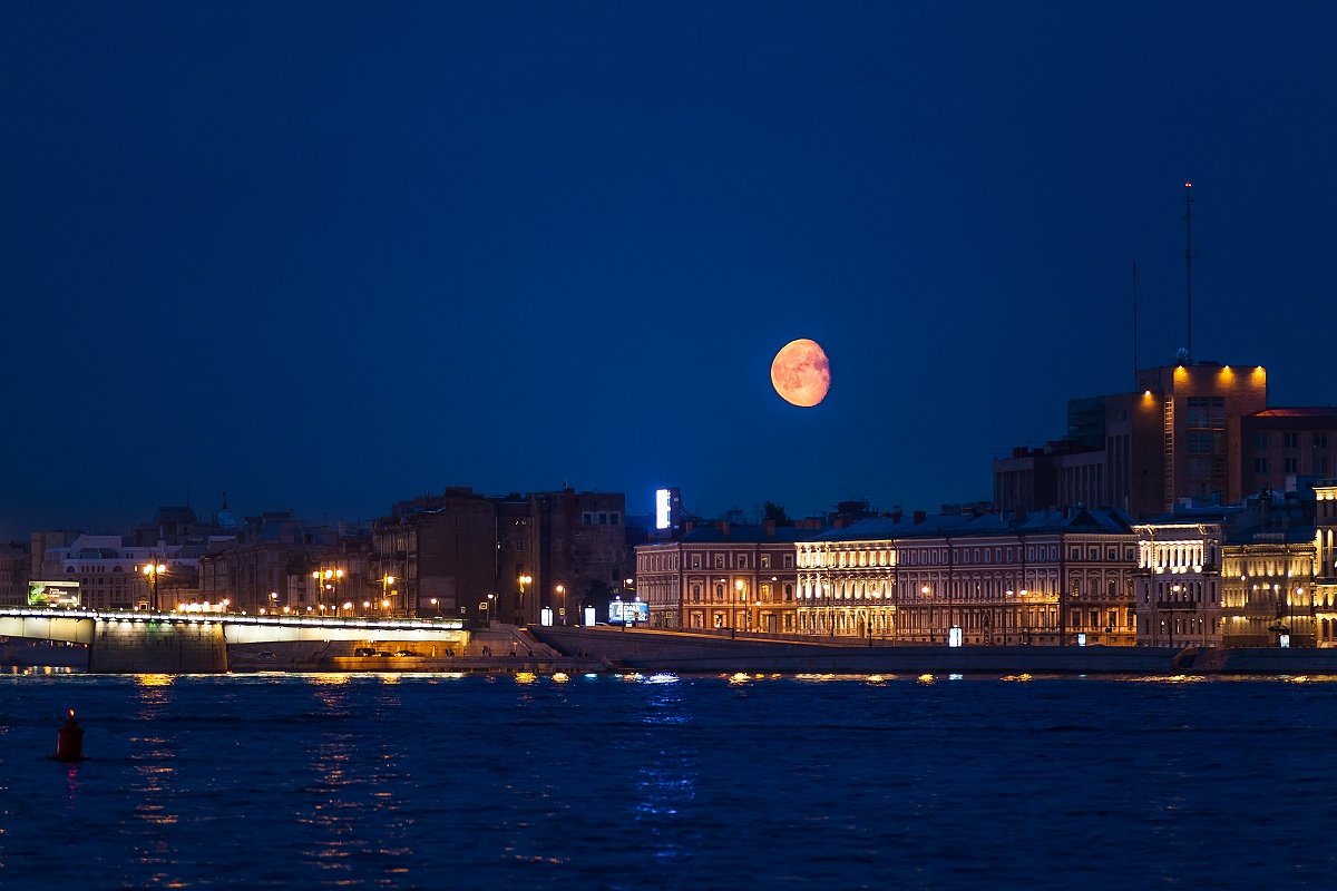 Moon over the city - Дмитрий Митев