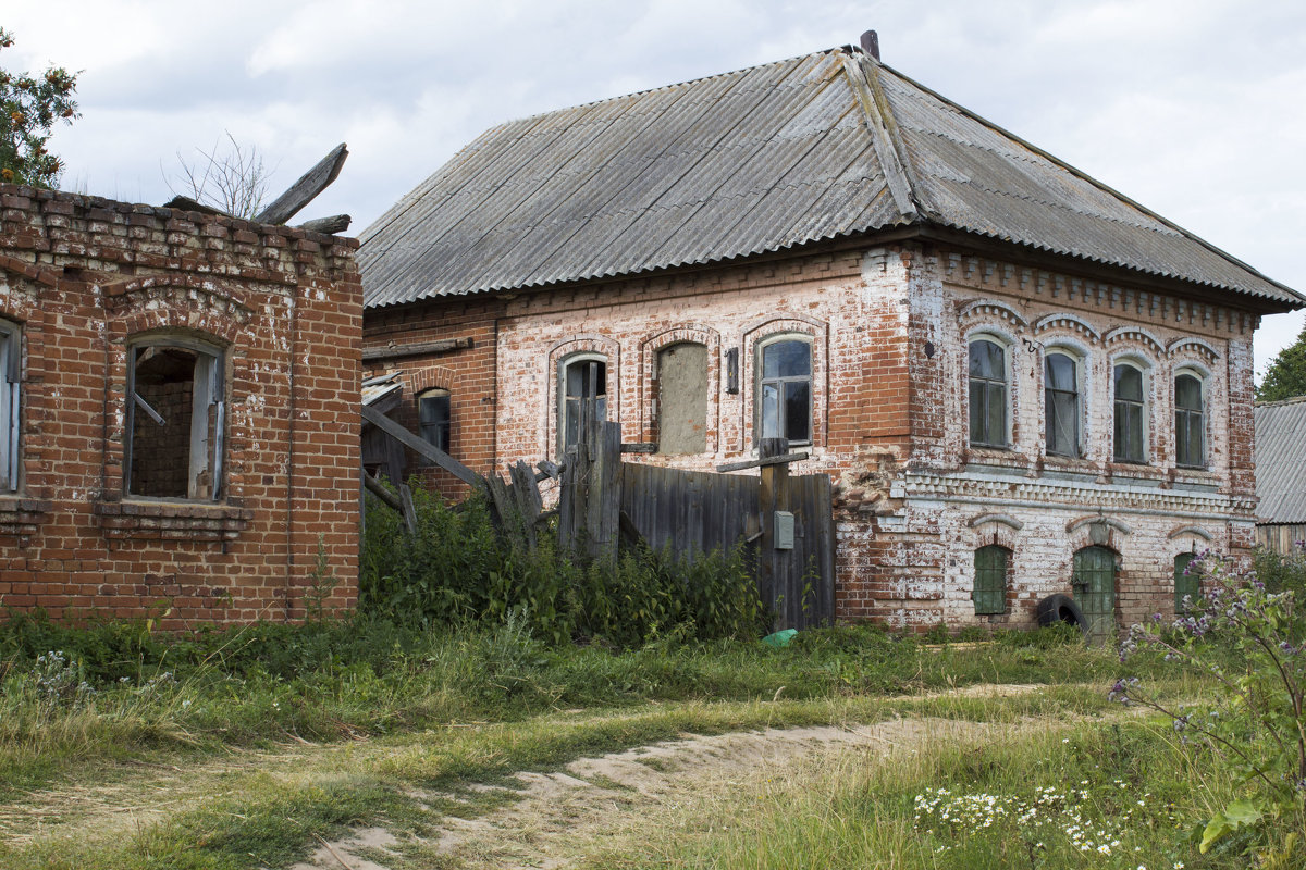 Заброшенный дом в умирающей деревне в Кировской области. :: Наталья .