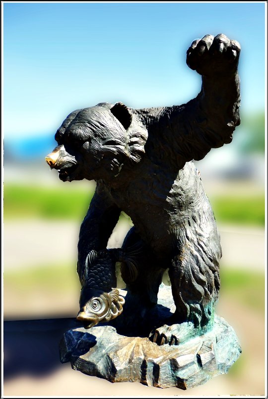 Скульптура "Медведь с рыбой". - Владимир Валов