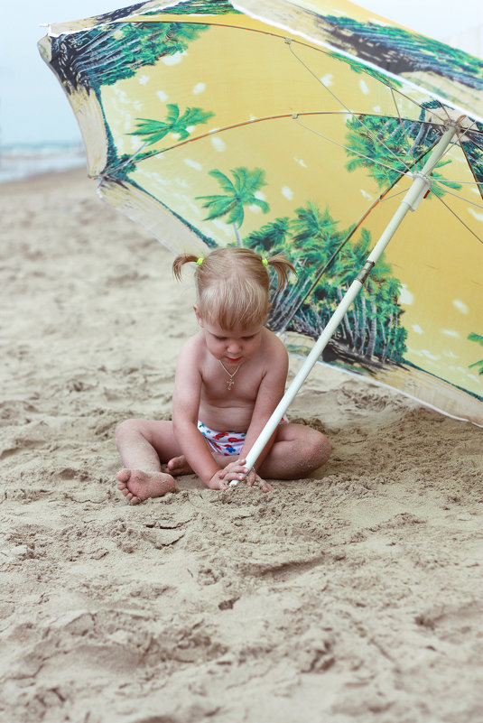Под зонтиком на пляже - Алена Горб