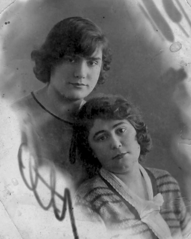Евгения (мама) с подругой. 1932 г. - Олег Афанасьевич Сергеев