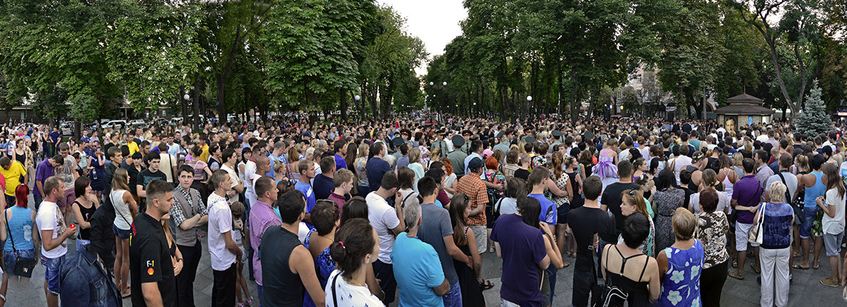 Кременчужане в сквере почтили память убитого мэра Олега Бабаева - Богдан Петренко