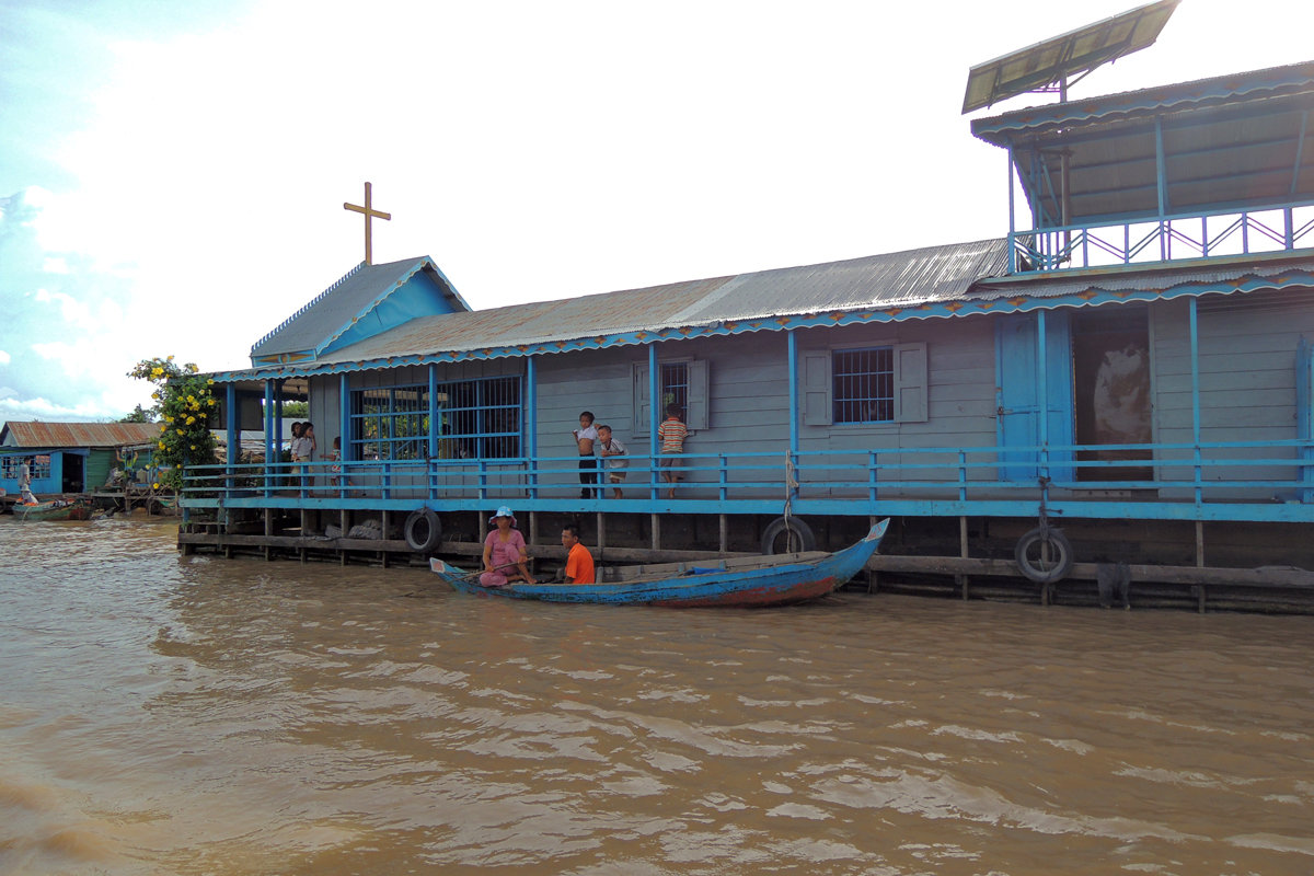 Католический плавучий храм во вьетнамской деревне на озере Тонлесап - Сергей Карцев