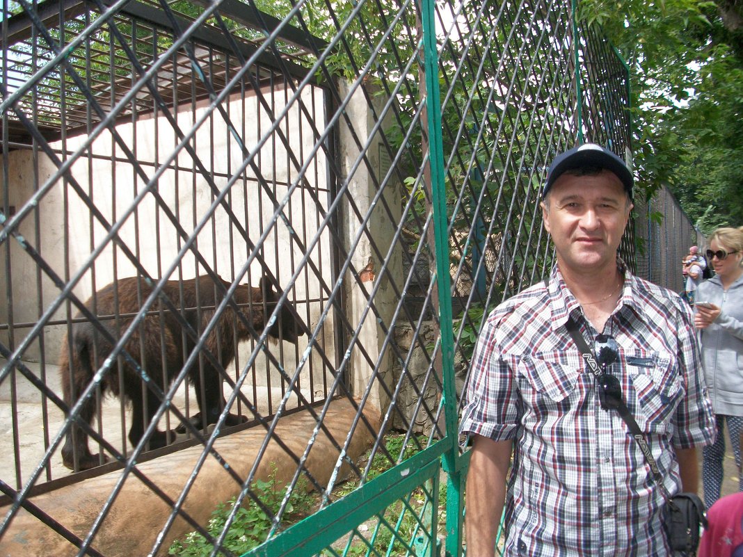 В зоопарке - Альберт Тугушев