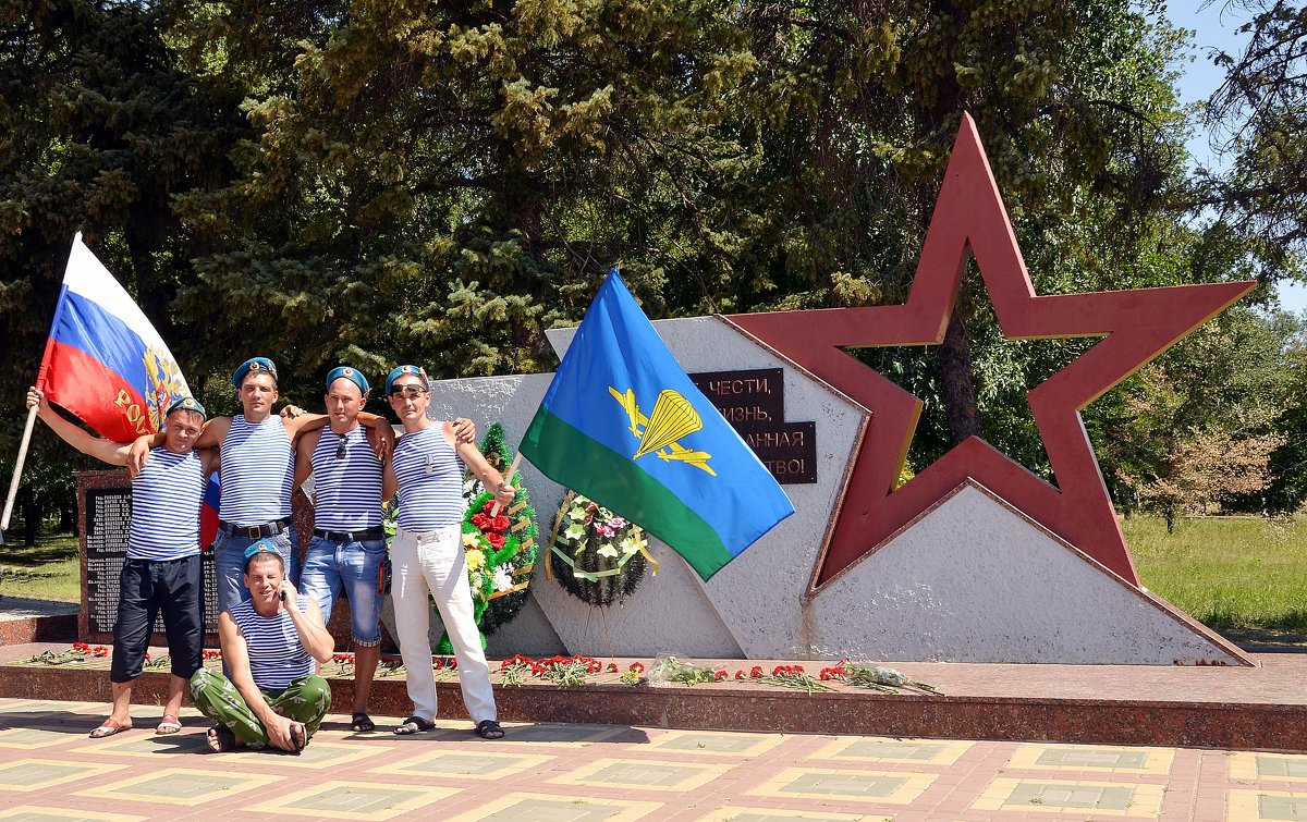 У памятника шахтнцам, погибшим в локальных войнах - Владимир Болдырев