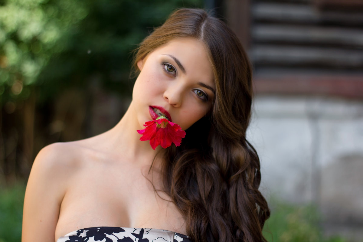 Девушка с цветком - Сергей Аникин