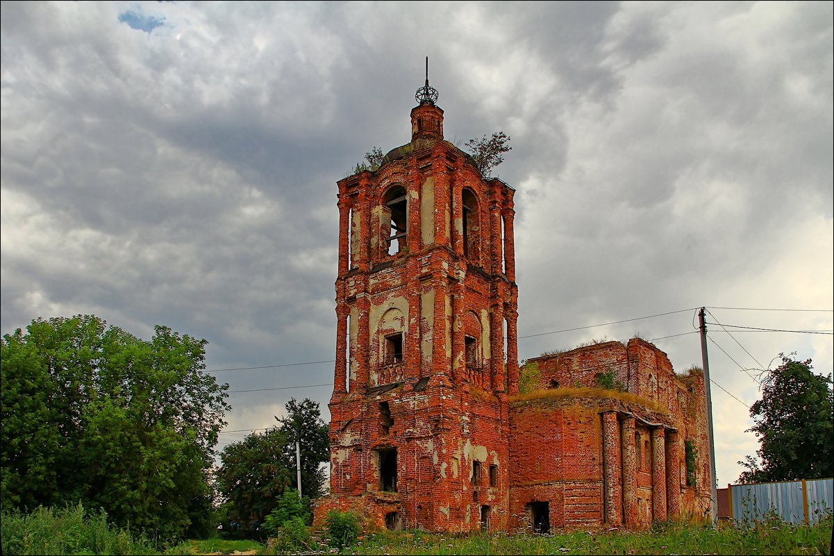 Руины Успенского собора в Перемышле Калужской области. - Дмитрий Анцыферов