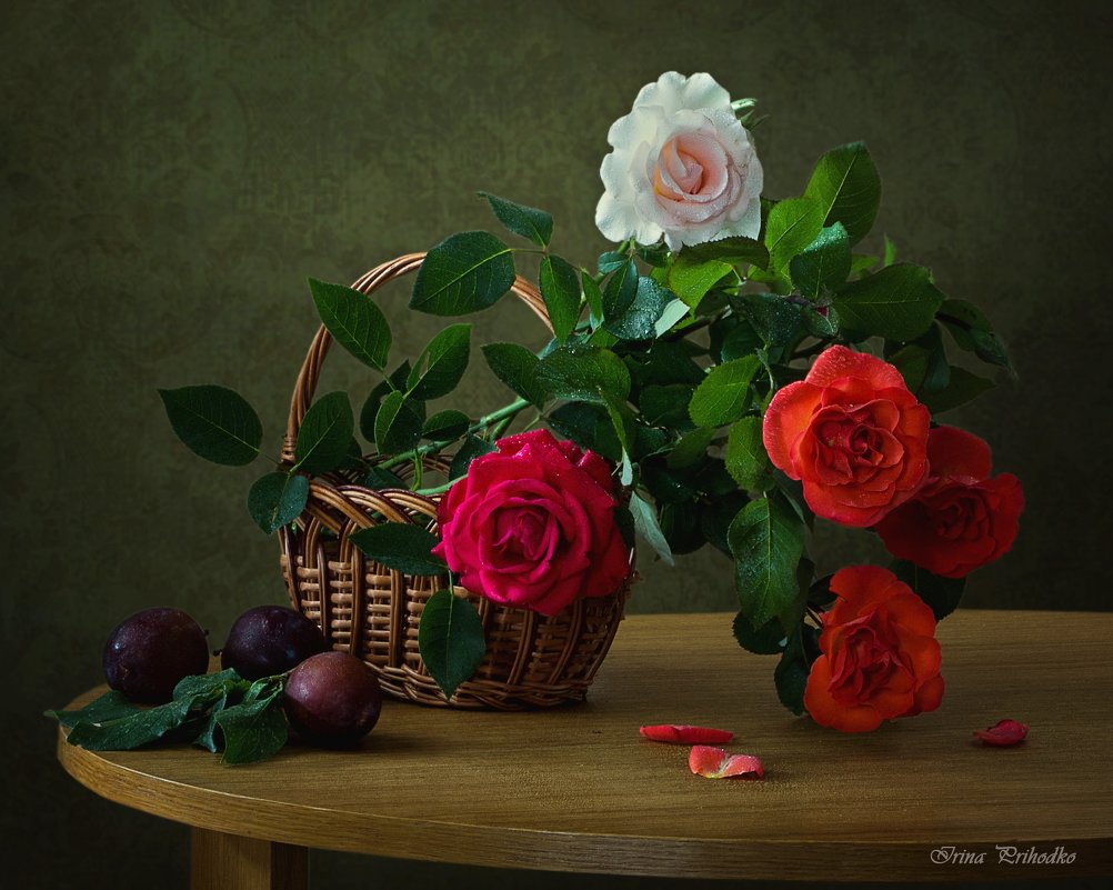 Корзина с розами и сливы - Ирина Приходько