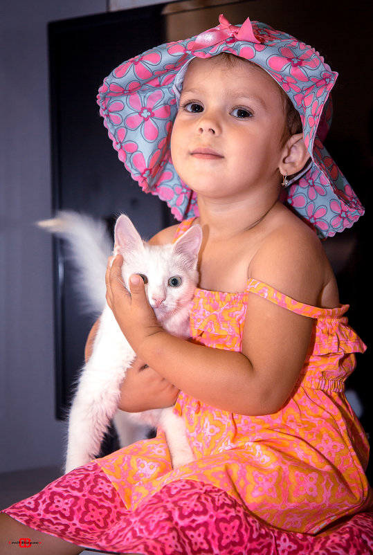 девочка с котёнком - EMIL BIZYAEV