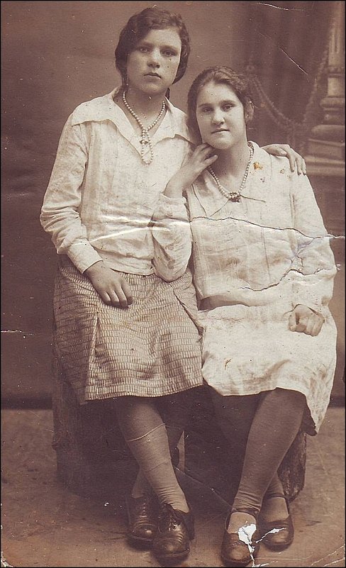 Подруги.  1938 г. - Нина Корешкова